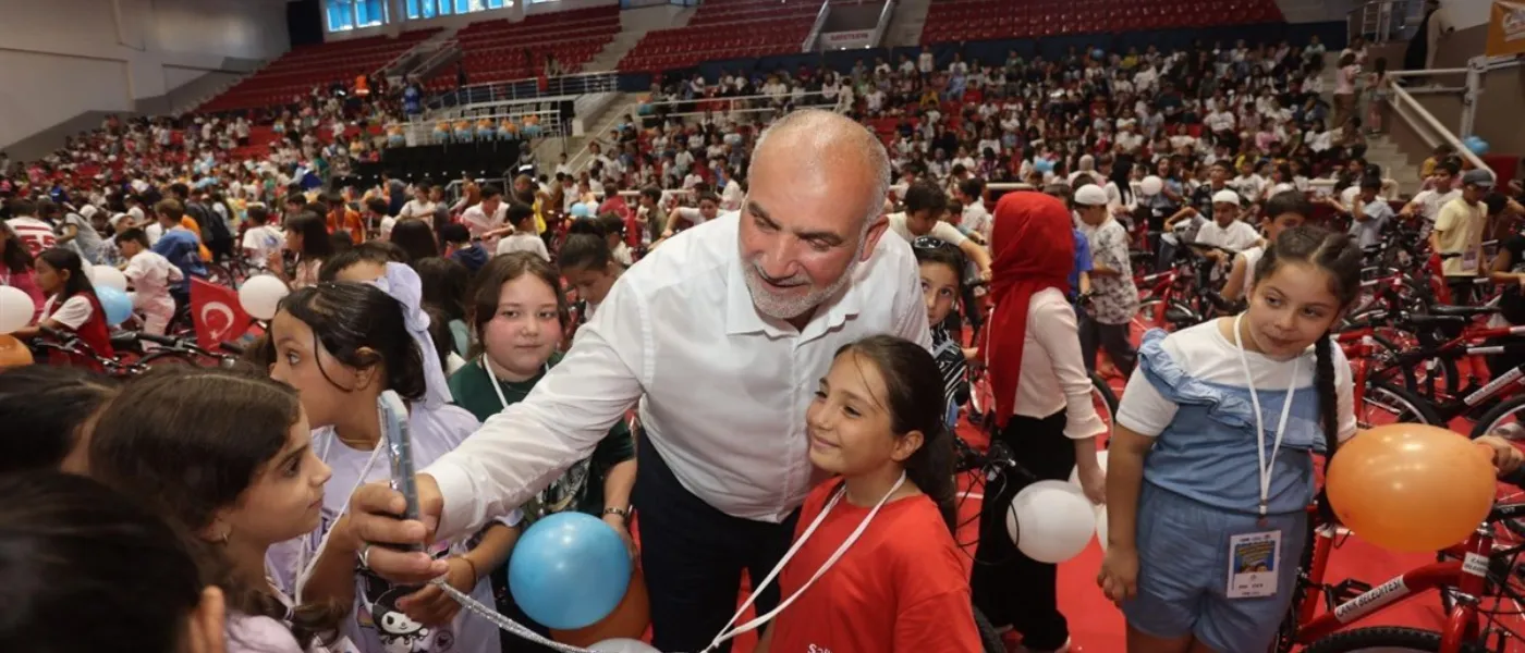 Canik'te Camiye Gelen Hediyeyi Alıyor