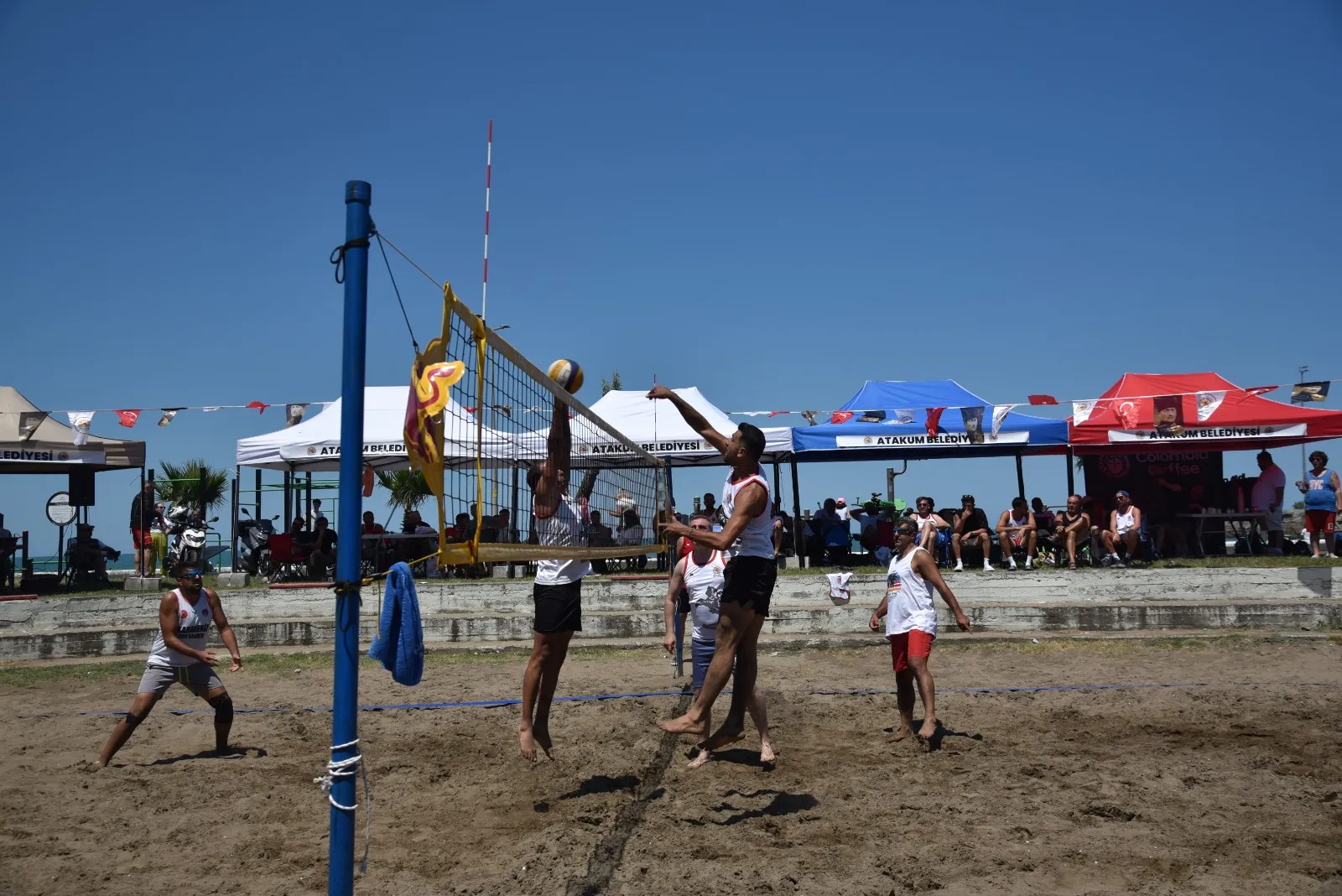 Atakum Belediyesi Plaj Voleybolu Turnuvası spor tutkunlarını sahilde buluşturdu