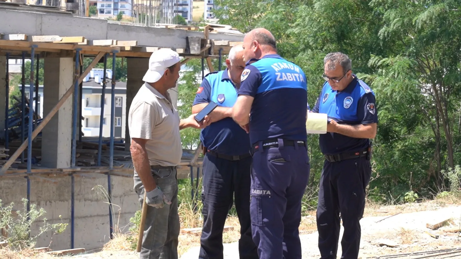 Atakum Zabıtası kurallara uymayan inşaat firmalarına göz açtırmıyor