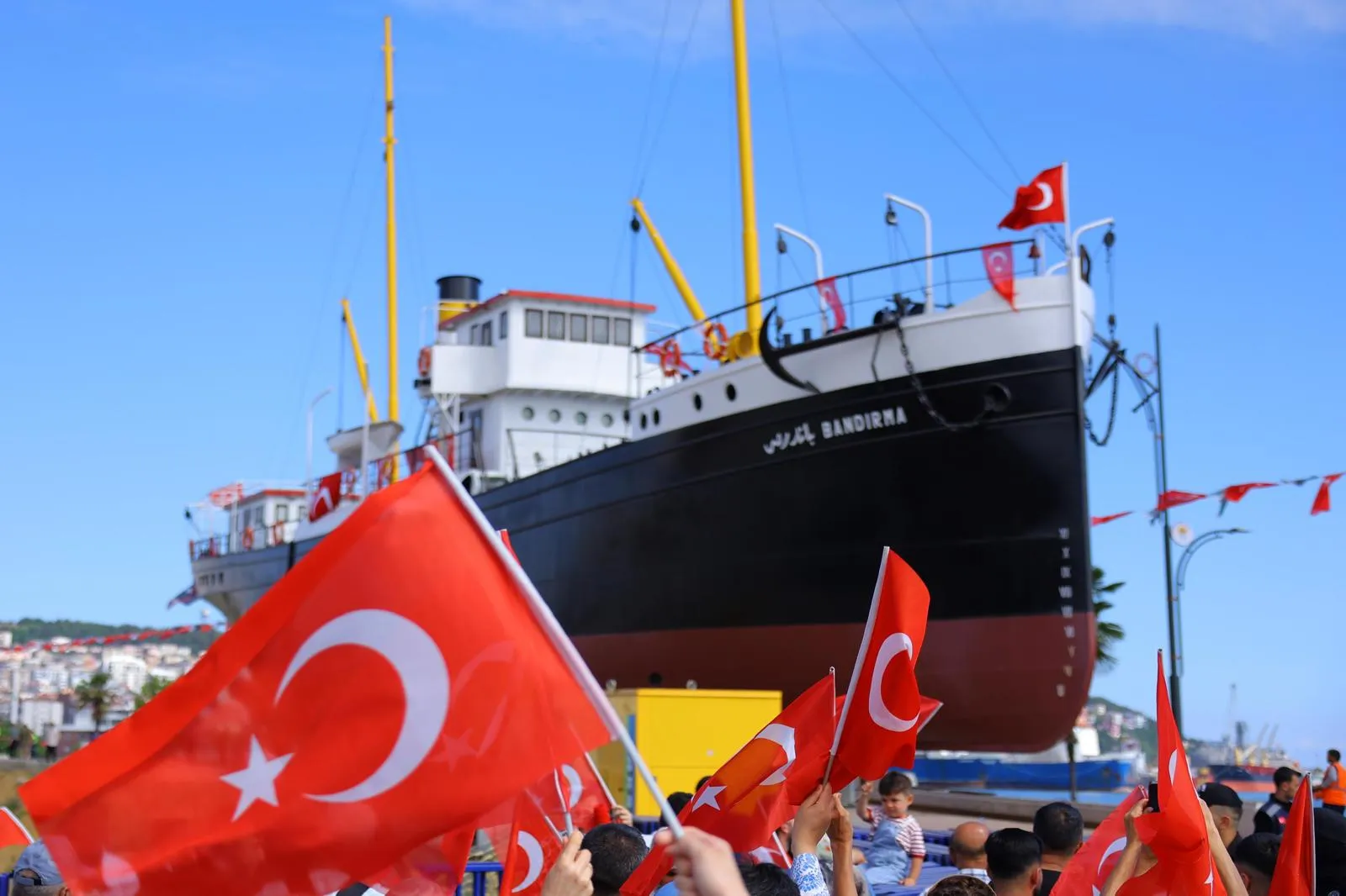BANDIRMA VAPURU YENİ YERİNDE İSTİKLAL ŞEHRİNİN HAFIZASI BU MEYDANDA YAŞAYACAK!