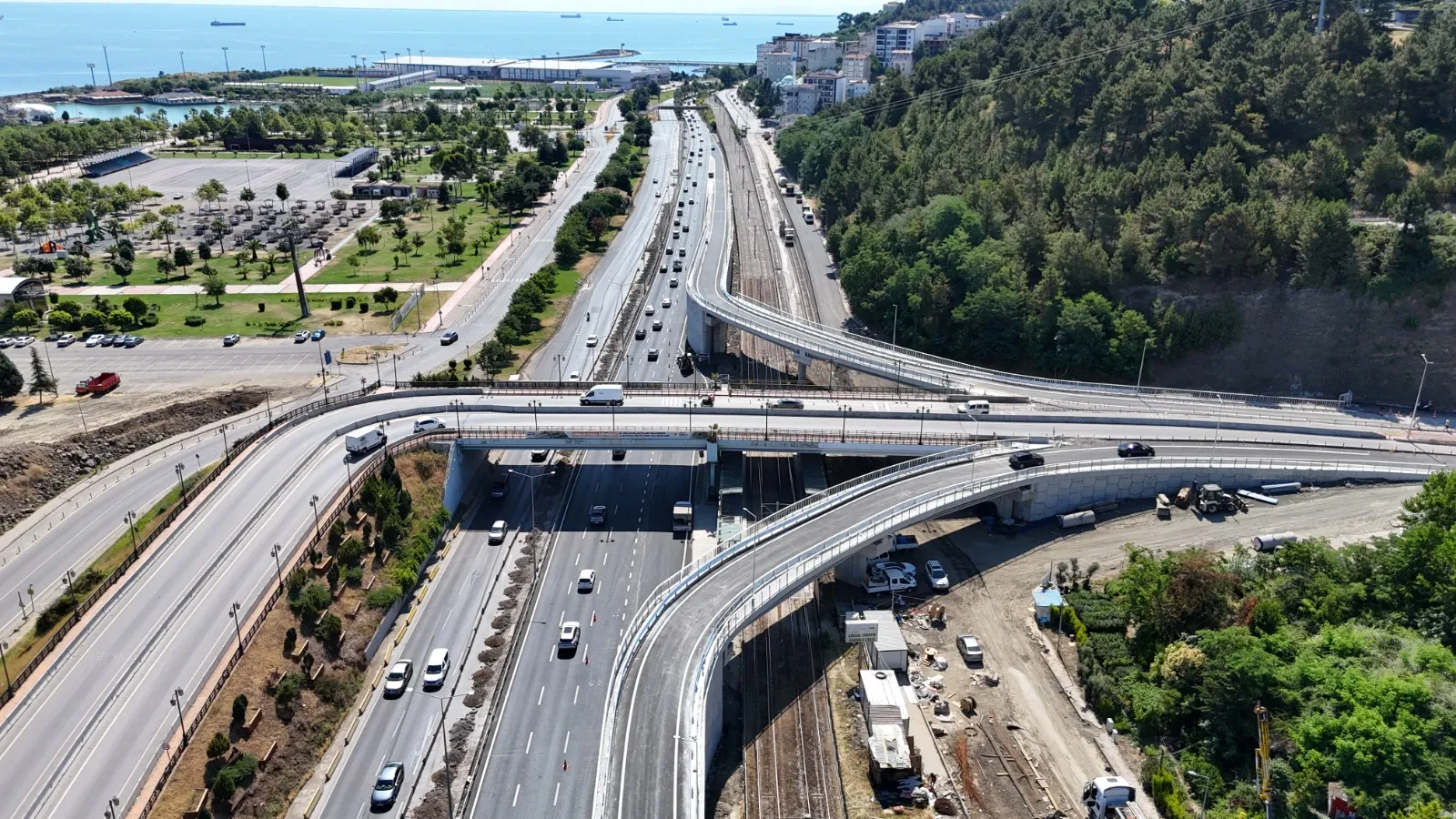 KENAN ŞARA KÖPRÜLÜ KAVŞAĞI PROJESİ’NDE İKİ ÖNEMLİ BAĞLANTI YOLU TRAFİĞE AÇILDI